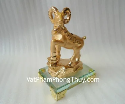 Dê vàng trên tảng đá tiền, thủy tinh - danh dương kỳ phước H075G